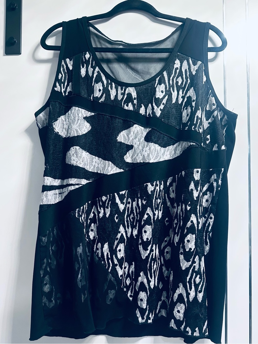 XL Black & White Patterned Sleeveless Multi Media Lace Mesh Tank Top